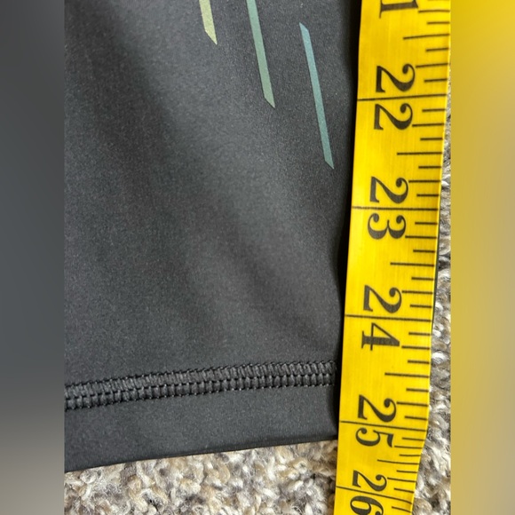 Athleta Women’s Black 7/8 NWOT Leggings w/reflective design size medium - Picture 9 of 9